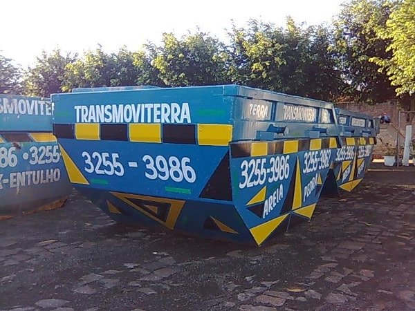 Caçambas com terra